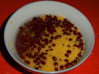 6、红豆小米粥,也可以淘洗干净以后，放在一起浸泡。