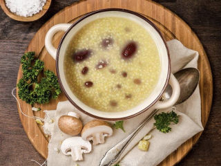 7、红豆小米粥,浸泡好的小米和红豆加入适量的水，用煮粥档位煮就可以了。