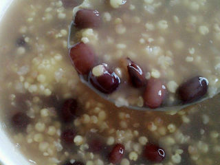 8、红豆小米粥,水量适中，煮好后粘稠状。