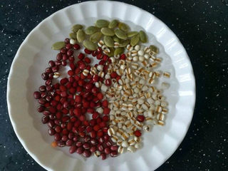 10、红豆小米粥,还可以泡点薏米、南瓜籽之类。