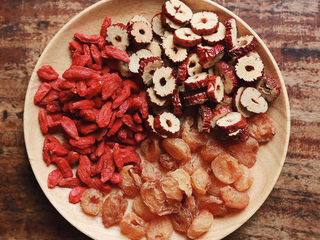 11、红豆小米粥,或者大枣枸杞子，龙眼肉。