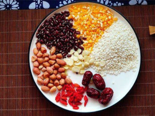 12、红豆小米粥,这个五谷杂粮都有了，营养更丰富。