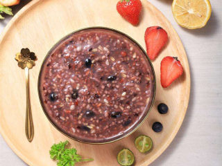 14、红豆小米粥,做成八宝粥也很美味。