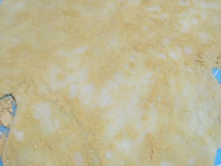 8、驴打滚,擀成长条薄饼状，这步还是很好操作的，不会粘手，因为有好多香香的豆面。