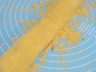 10、驴打滚,顺着一个方向卷成长长的卷。