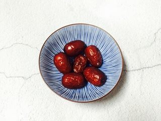 3、红枣番薯粥,红枣清洗干净备用