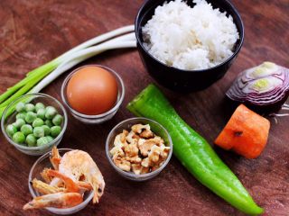 1、核桃仁虾干时蔬蛋炒饭,首先备齐所有的食材。