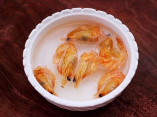 2、核桃仁虾干时蔬蛋炒饭,虾干提前用温水浸泡至软。