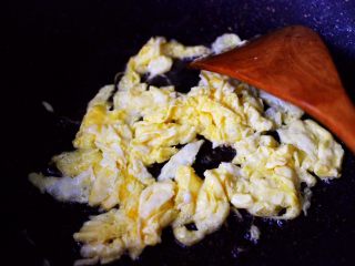 4、核桃仁虾干时蔬蛋炒饭,锅中倒入10克花生油烧热，鸡蛋打散后倒入锅中炒熟后，盛出备用。