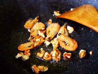 6、核桃仁虾干时蔬蛋炒饭,加入泡软的虾干，继续小火煸炒片刻。