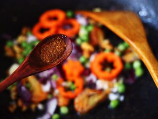 9、核桃仁虾干时蔬蛋炒饭,这个时候加入花椒粉增加口感。