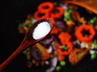 10、核桃仁虾干时蔬蛋炒饭,再根据个人口味，加入适量的盐调味。