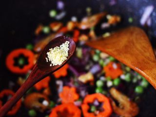 11、核桃仁虾干时蔬蛋炒饭,最后加入鸡精调味。