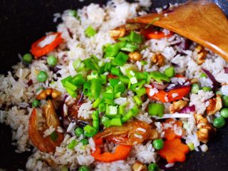 14、核桃仁虾干时蔬蛋炒饭,加入青椒丁。