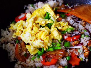15、核桃仁虾干时蔬蛋炒饭,再加入炒熟的鸡蛋。