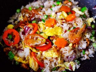 16、核桃仁虾干时蔬蛋炒饭,大火翻炒均匀即可关火。