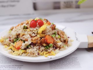 17、核桃仁虾干时蔬蛋炒饭,好吃又营养丰富的核桃仁虾干时蔬蛋炒饭就出锅咯。