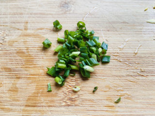 3、鲜虾砂锅粥,香葱洗净切圈