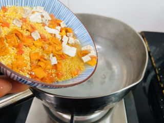 5、鲜虾砂锅粥,倒入淘洗干净的南瓜山药小米