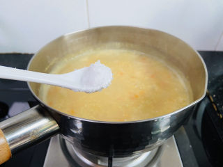 9、鲜虾砂锅粥,加入盐