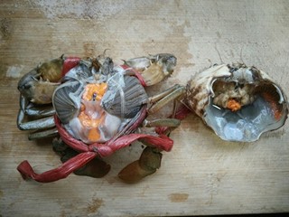 8、早餐螃蟹海鲜粥,先把壳掰出来，可劲掰，小心点哦