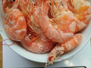 13、早餐螃蟹海鲜粥,准备虾一碗~300g  我准备的是晒过一天的虾，也是很鲜的