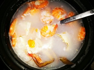 14、早餐螃蟹海鲜粥,粥煮的差不多了 虾螃蟹还有生姜一起放进去煮