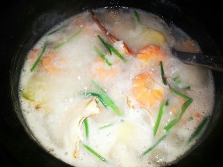 15、早餐螃蟹海鲜粥,煮的差不多的时候放葱
