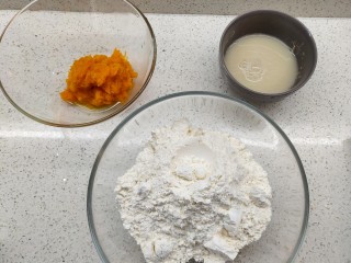 1、新春福袋,备好材料，南瓜蒸熟弄成泥取150g,酵母提前加入温水溶解。