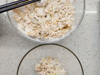 2、新春福袋,南瓜泥加入面粉，水要一点点加，因为南瓜泥的含水量不同，搅拌成面絮。