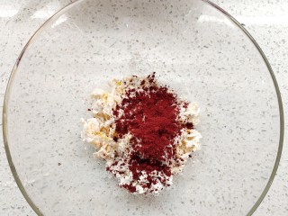 3、新春福袋,称出40g面絮，加入1g红曲粉。