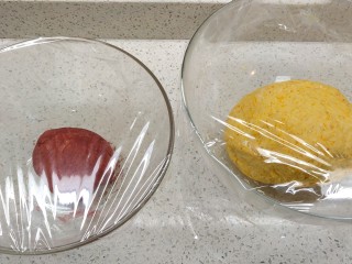 4、新春福袋,分别揉成光滑的面团，盖上保鲜膜发酵40分钟。看到明显变大就可以，这个不像包子馒头对发酵要求高。