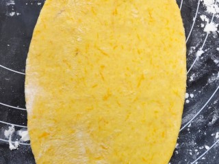 5、新春福袋,南瓜面团均匀的分成6份，擀成牛舌状。