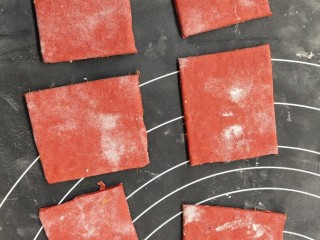 6、新春福袋,红色面团擀成长方形，然后切成6个小正方形。