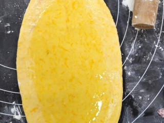 7、新春福袋,南瓜面片中间刷油，四周刷水。