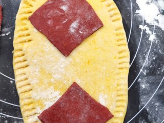 8、新春福袋,上面放另一块面片，用叉子压紧周围。使二张面片紧紧的合在一起，形成一个密封的口袋。