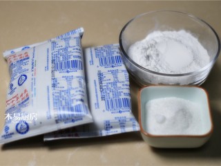 1、脆皮炸鲜奶,把所需要的材料都称量好，备用。