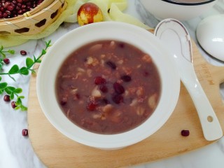 1、红豆小米粥,早上来一碗,在搭配一个鸡蛋,暖暖的。