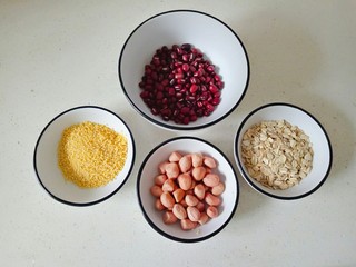 2、红豆小米粥,准备好食材