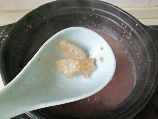 13、红豆小米粥,根据自己喜好加入适量冰糖,熬煮5分钟即可