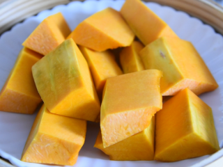 2、只需一根牙签，新手也能做出以假乱真的漂亮，黄金南瓜包,切成块状，放入蒸锅，大火蒸20分钟