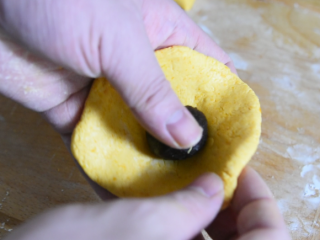 8、只需一根牙签，新手也能做出以假乱真的漂亮，黄金南瓜包,将豆沙球包入，揉搓成球