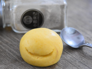 11、只需一根牙签，新手也能做出以假乱真的漂亮，黄金南瓜包,多余的面团可以用勺子按压成笑脸状（黄金开口笑）