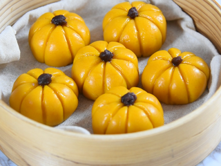 12、只需一根牙签，新手也能做出以假乱真的漂亮，黄金南瓜包,最后大火蒸10分钟，出锅即可食用