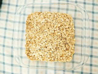 2、燕麦饼干,燕麦片倒入容器