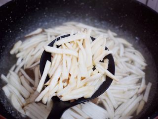 4、炒杏鲍菇,等再次烧开时捞出杏鲍菇沥干水分备用