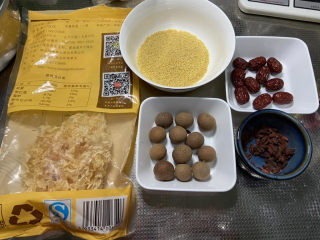 1、银耳小米粥➕红枣银耳小米粥,银耳一朵，小米80g，桂圆干12个，红枣10颗，枸杞少许