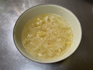 2、银耳小米粥➕红枣银耳小米粥,银耳掰碎温水提前泡发两小时，也可以泡发后再撕碎