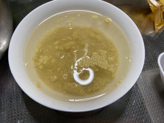 3、银耳小米粥➕红枣银耳小米粥,小米清洗，凉水浸泡一小时