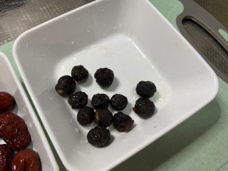 4、银耳小米粥➕红枣银耳小米粥,桂圆干去壳清洗干净